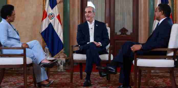 Luis Abinader durante una entrevista con los periodistas Edith Febles y José Monegro.