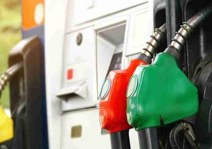 Gobierno rebaja RD$3 y RD$5 a los precios de las gasolinas