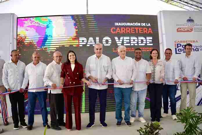 Presidente inaugura nueva carretera Palo Verde-Laguna Verde, en Montecristi