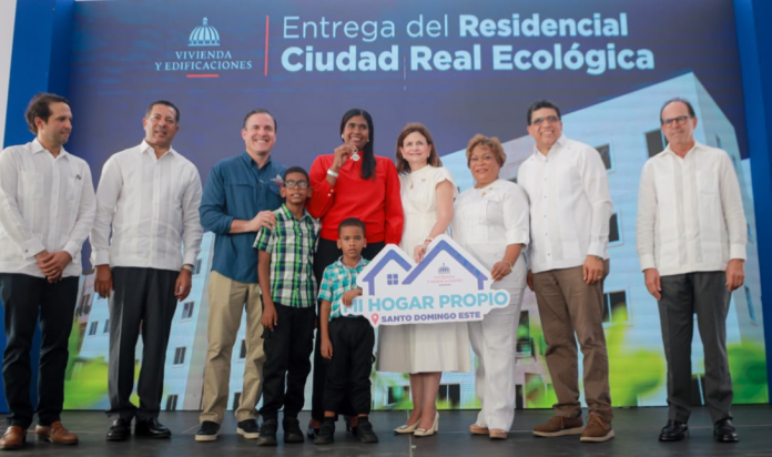 Gobierno entrega 836 apartamentos e inaugura escuela en SDE
