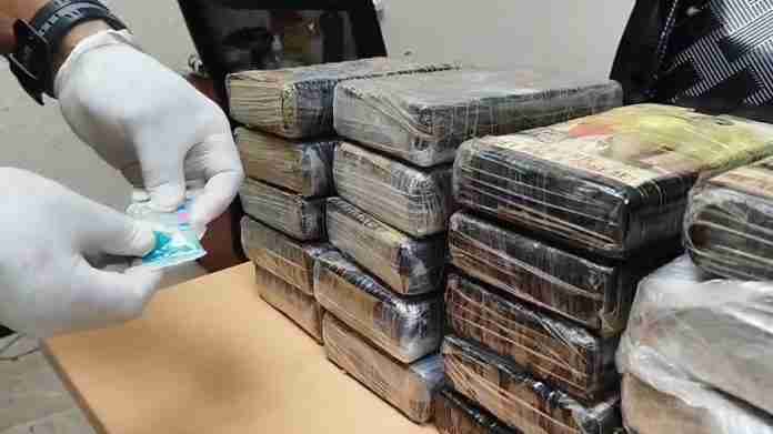Detienen español con 20 paquetes de presunta cocaína ocultos en su equipaje