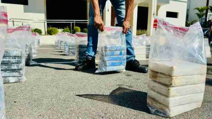 Ocupan narcolancha con más de una tonelada de presunta cocaína
