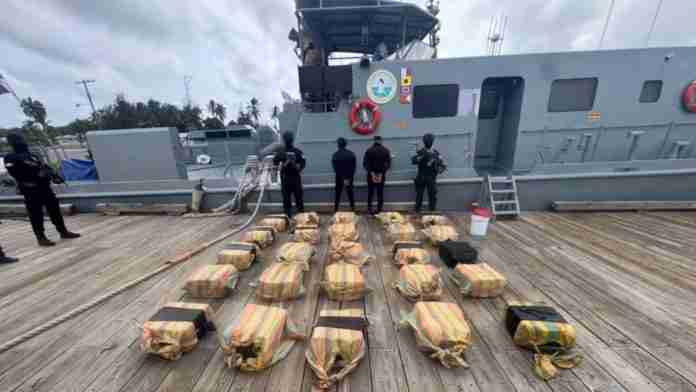 Atrapan otra narcolancha con 555 paquetes de cocaína en Bani